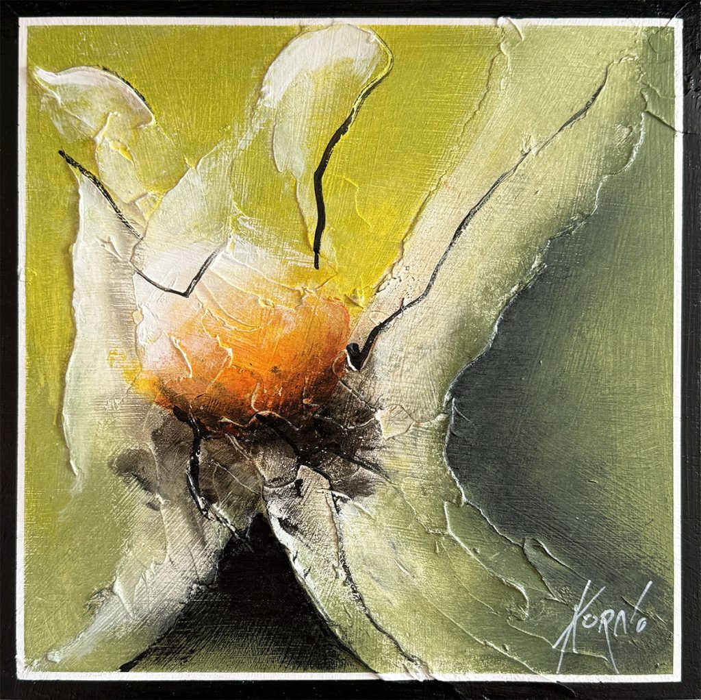 Œuvre contemporaine texturée “Fleur papillon” de Korno, formes blanches en mouvement avec cœur orangé sur fond vert lumineux.